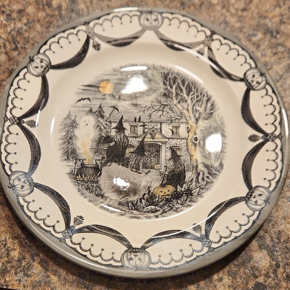 EUC ROYAL Stafford Halloween Themed Ceramic Plate - Black and White Sz 11" Dia.